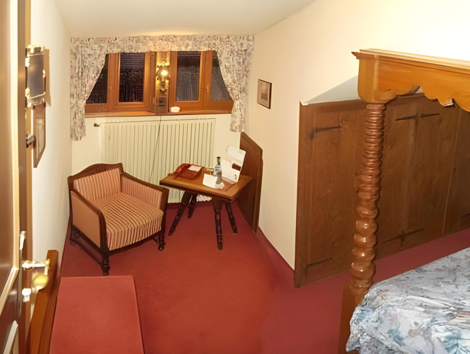 Bedroom 2, Hotel-Restaurant Burg Hornberg, Neckar-Odenwald-Kreis