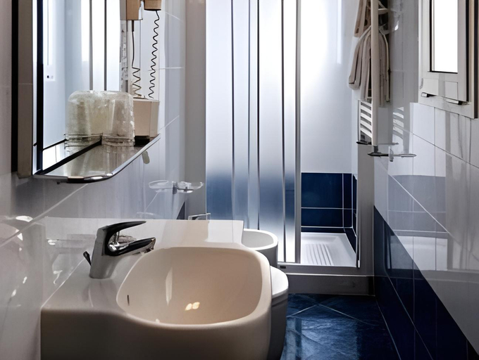 Bathroom 3, Hotel Montreal, Florence