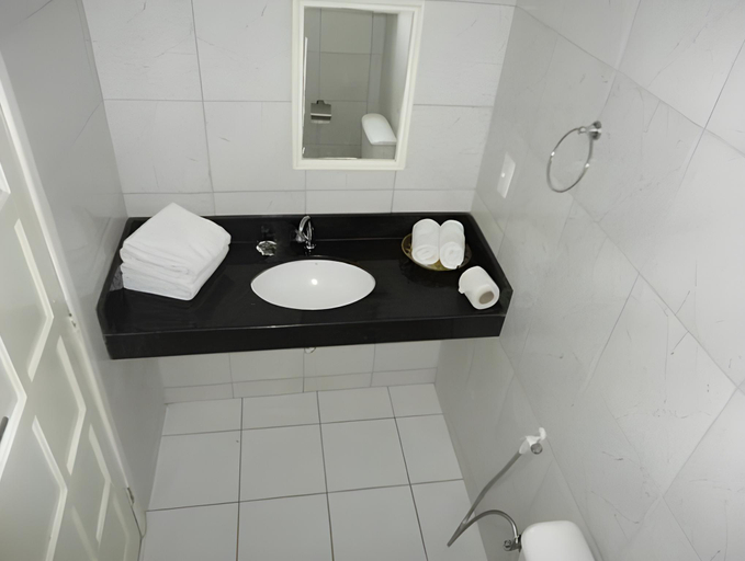 Bathroom 3, Hotel Amendoeiras, Prado