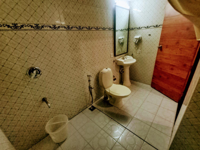 Bathroom 4, Pearlspot Hotel, Kottayam