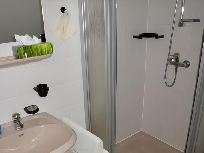 Bathroom 3, Land-Hotel Am Wald Garni, Greiz