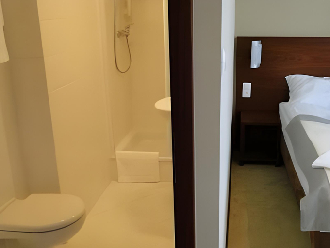 Bathroom 2, Hotel Atrium, Elbląg