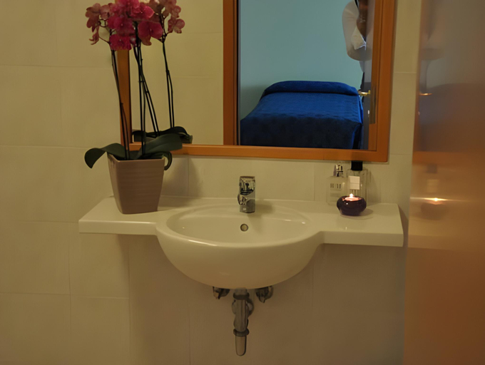 Bathroom 5, Hotel Petrarca, Padua