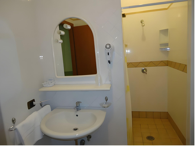 Bathroom 4, Yellow Park Hotel, Caserta