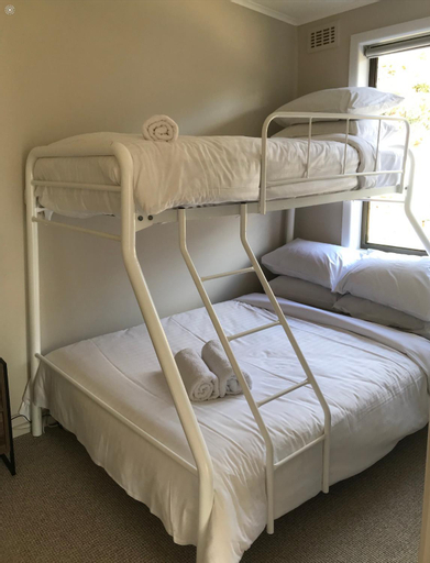 Bedroom, 3 Bedroom Lakeview Cottage with Drying/Bike Room, Snowy River