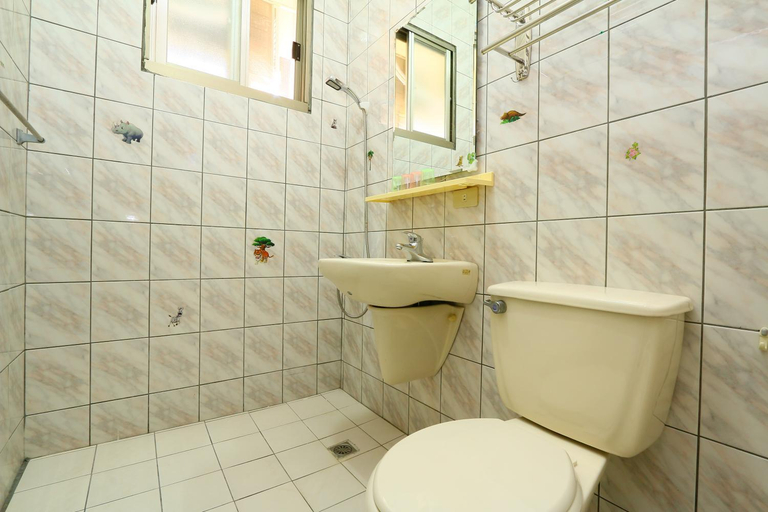 Bathroom 4, Time Traveling Hostel, Yilan