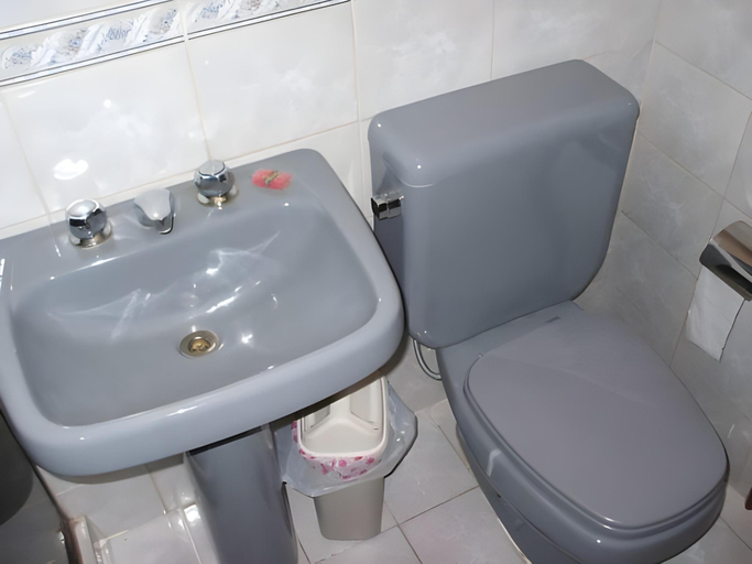 Bathroom 3, ApartHotel Maison Suisse, Asunción