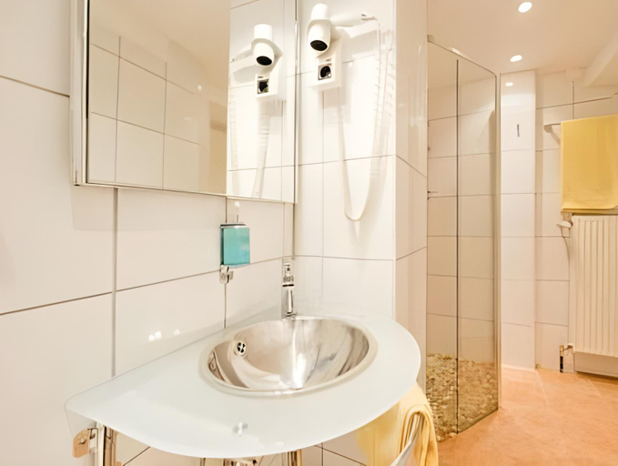 Bathroom 2, Hotel Kurfurstenhof, Bonn