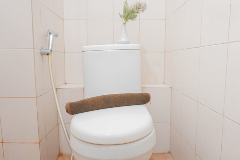 Bathroom 5, Homey Studio at Riverview Jababeka Apartment By Travelio, Cikarang
