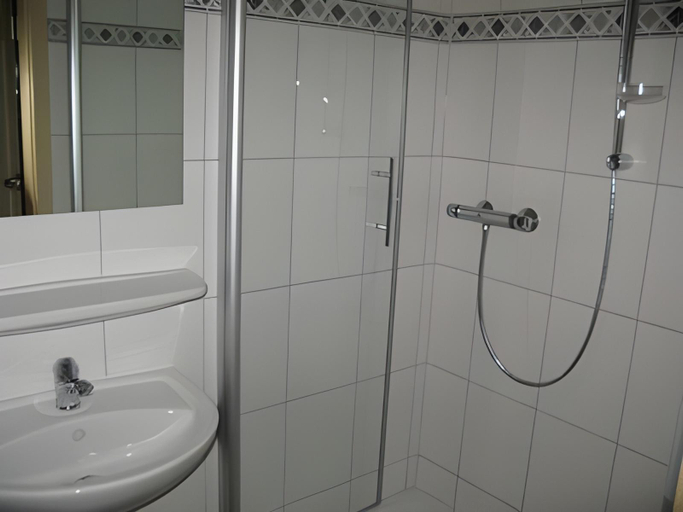 Bathroom 2, Stadthotel Regensburg, Regensburg