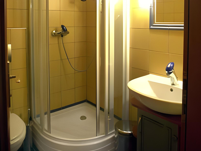 Bathroom 2, Hangya Panzio es Etterem, Csepreg