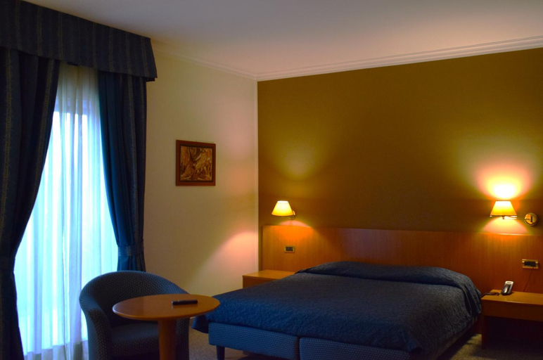 Others 3, Hotel 90, Bari