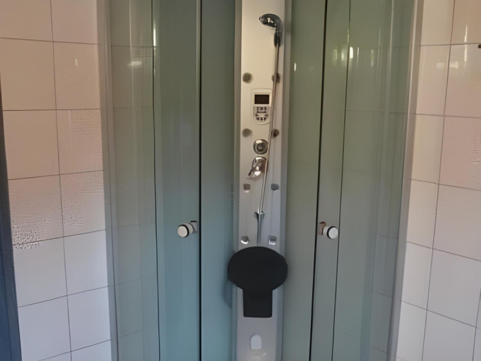 Bathroom 2, Williams Village Bowling & Country Club, Budapesti