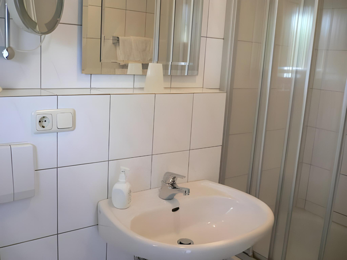 Bathroom 3, Hotel Hubertus Hamacher, Viersen
