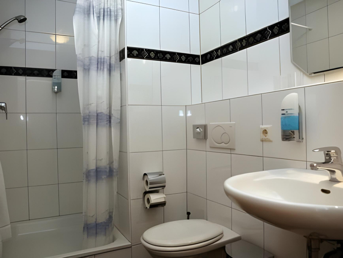 Bathroom 3, City Hotel Hilden, Mettmann