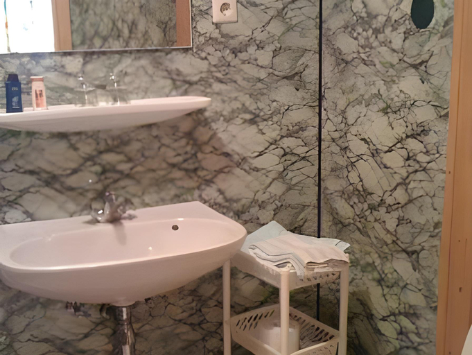 Bathroom 3, Hotel DeFive, Echternach