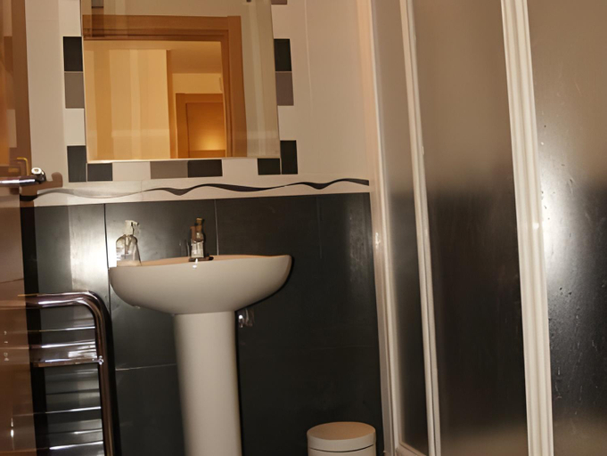 Bathroom 1, Pension Joakina, Guipúzcoa