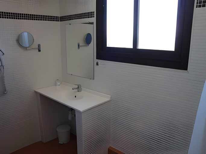 Bathroom 4, Hotel L'Hacienda, Bouches-du-Rhône