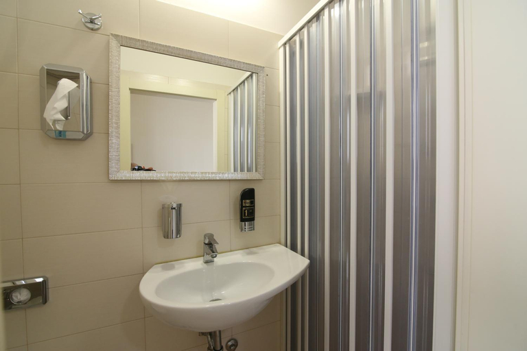 Bathroom 4, Hotel Miriam, Rimini