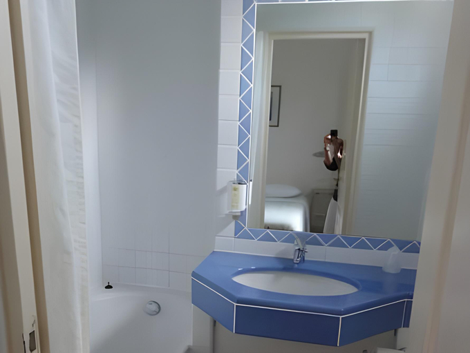 Bathroom 4, Les Lauriers, Var