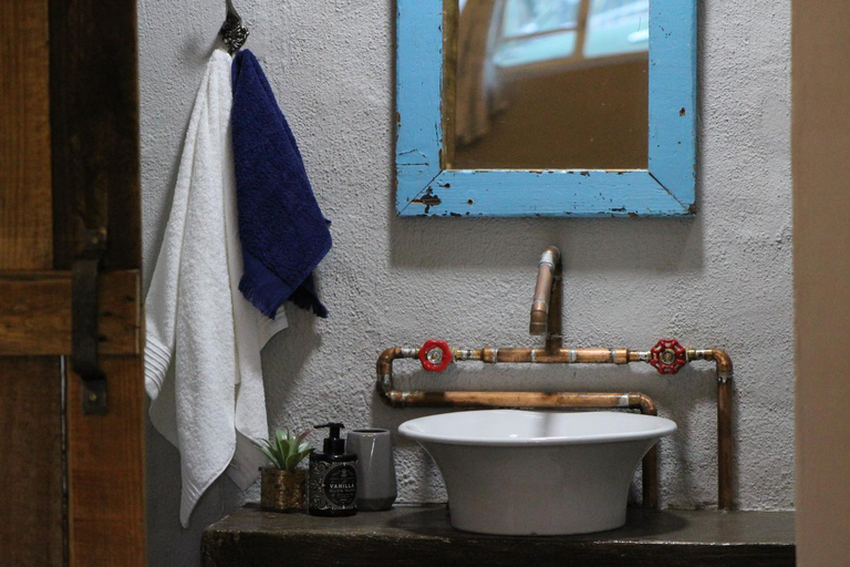 Bathroom 2, The Hancock Inn, Dr Kenneth Kaunda