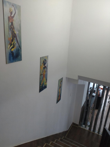 Others 3, Casa Noastra, Eselnita