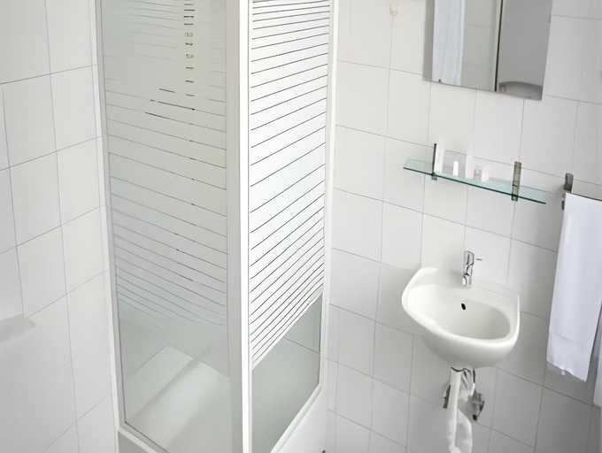 Bathroom 2, Hotel Westend, Köln