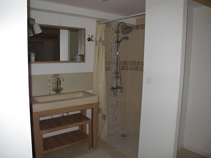 Bathroom 2, Lou Cardalines, Vaucluse