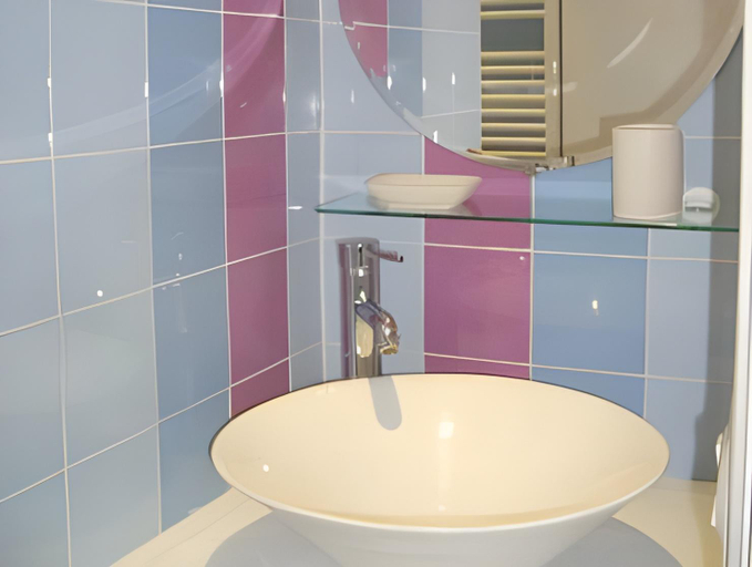 Bathroom 3, Montmartre Apartments, Paris