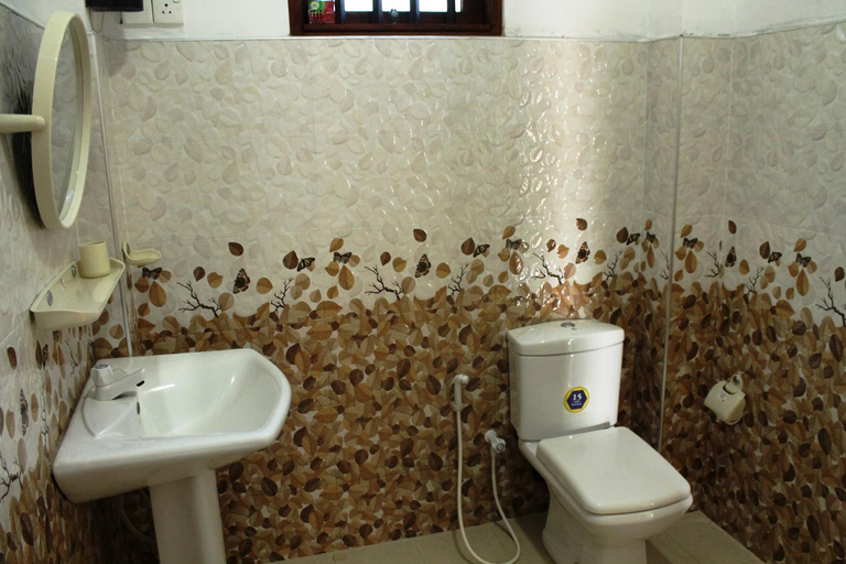 Bathroom 2, Akurala Beach Park Guesthouse, Hikkaduwa