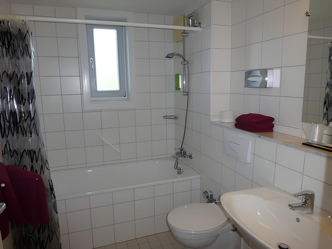 Bathroom 3, Parkhotel Marzahn, Berlin