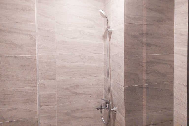Bathroom 5, Highest Value Studio Room at Collins Boulevard Apartment By Travelio, Tangerang