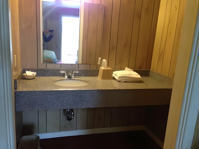 Bathroom 2, Texas Inn Beaumont, Jefferson