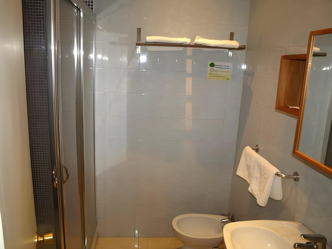 Bathroom 2, Hostal Orejas, León