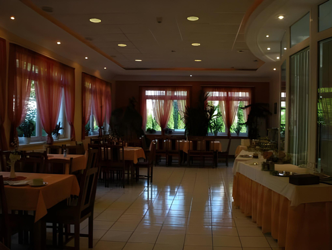 Food & Drinks 5, Hotel Penta Lux, Tata