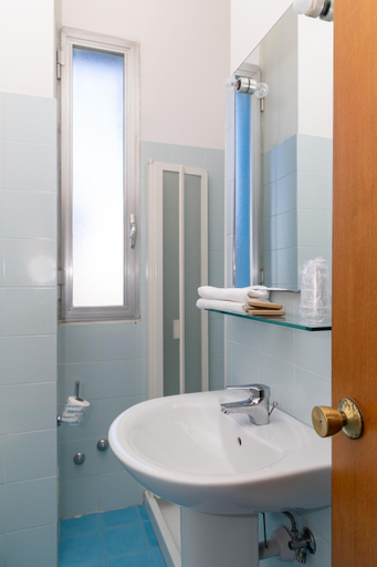 Bathroom 4, Hotel Royal, Teramo