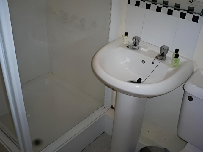 Bathroom 4, The Resolution Hotel, North Yorkshire