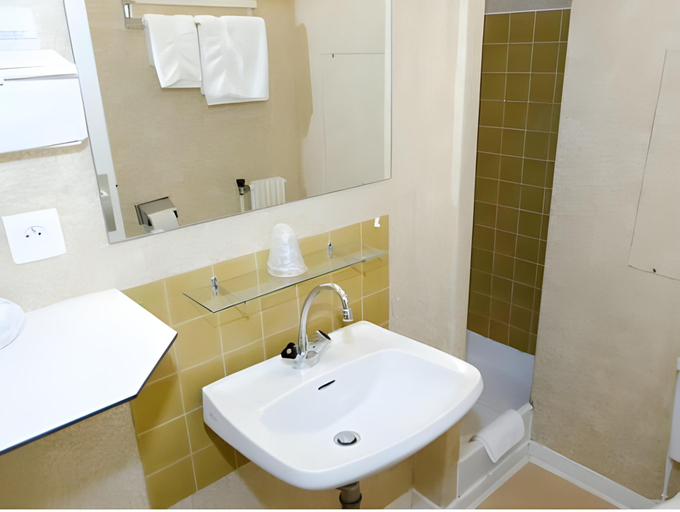 Bathroom 3, Logis Hotel de la Bruyere, Vendée
