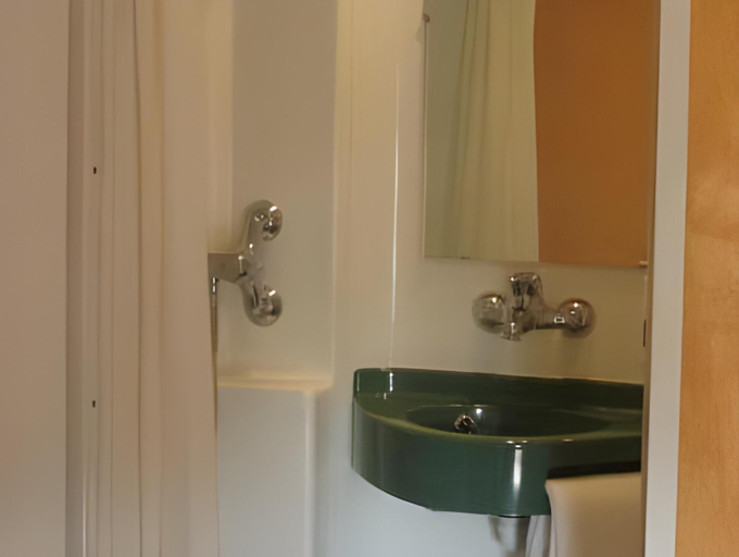 Bathroom 5, FASTHOTEL Le Mans Nord Saint-Saturnin - UN FH CONFORT, Sarthe