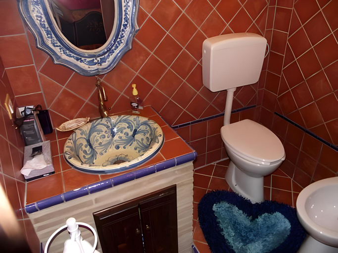 Bathroom 2, Kimera, Enna