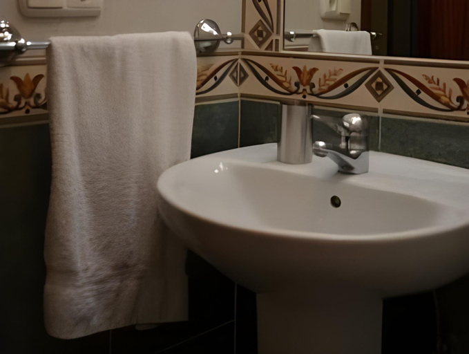Bathroom 5, Pension San Jeronimo, Guipúzcoa