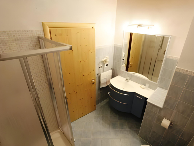 Bathroom 3, Hotel Des Alpes, Trento