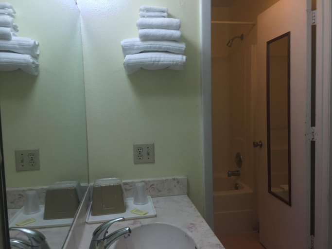Bedroom 3, Maple Leaf Inn & Suites, Osceola