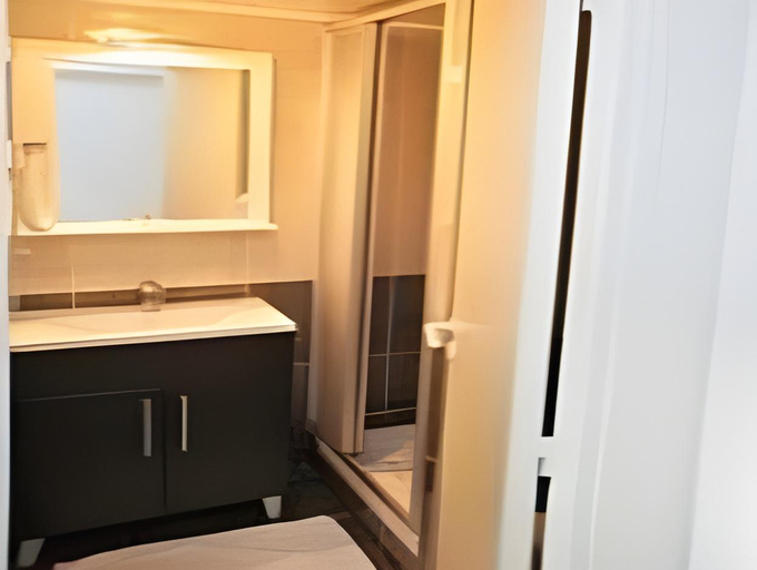 Bathroom 5, Hotel Belle Fontainebleau, Seine-et-Marne