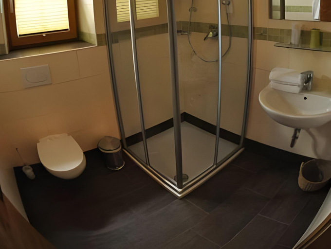 Bathroom 2, Hotel zum Urviech -Erwachsenenhotel-, Reutte