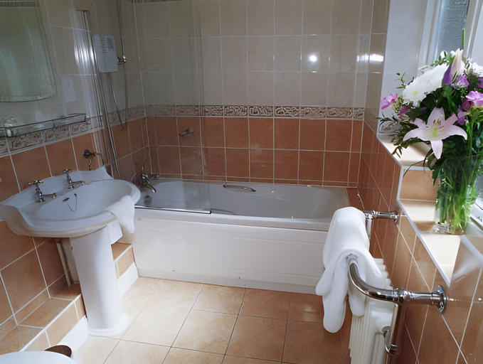Bathroom 3, The Penny Farthing Hotel, Hertfordshire