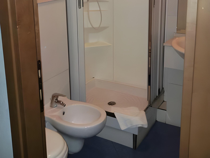 Bathroom 4, Silva, Roma