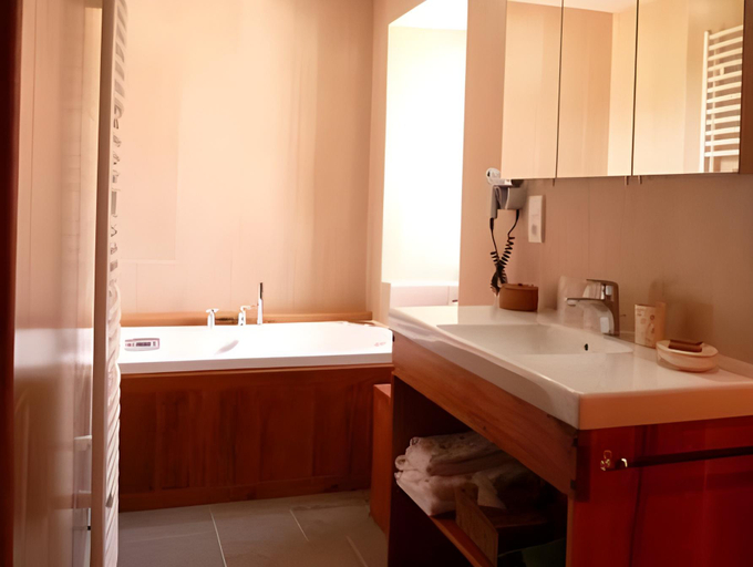 Bathroom 2, Chambres d'Hôtes du Hameau Les Brunes, Aveyron