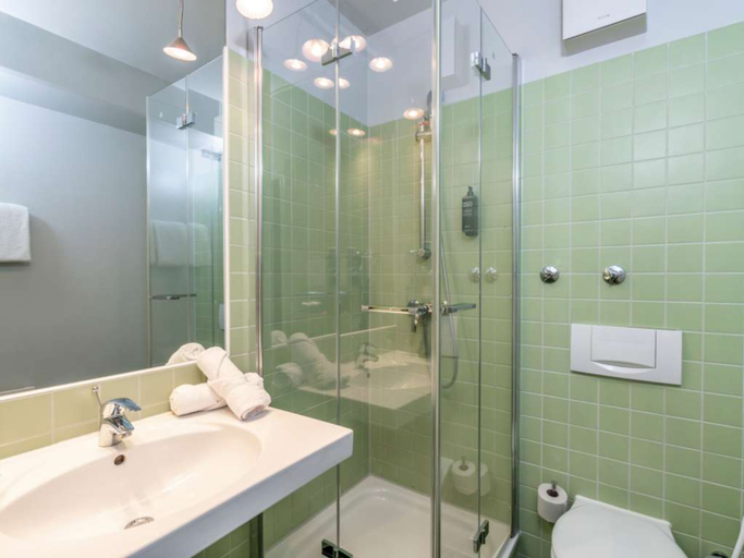 Bathroom 5, ibis Styles Hamburg Alster City, Hamburg