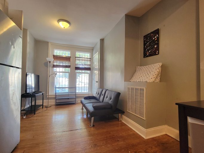 Others 2, Entire House 1BD King Bed near Downtown, Baltimore